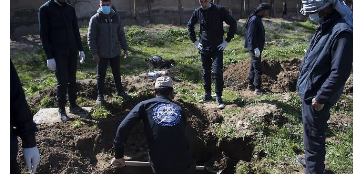 اكتشاف أكبر مقبرة جماعية لداعش في رقة سوريا
