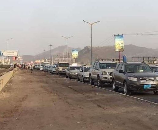 المواطنون في عدن يحتجون بسياراتهم والسبب!؟