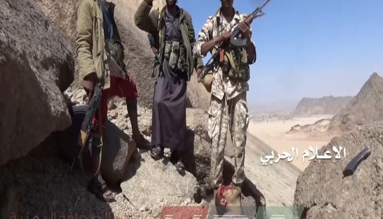 قوات الجيش اليمني تردد الصرخة بالموت لامريكا بجوار قتيل للتحالف في جبهة المهاشمة محافظة الجوف