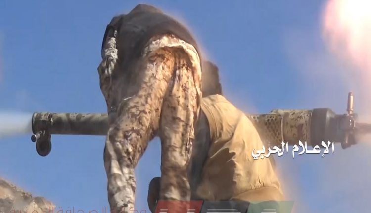 مدفعية الجيش اليمني اثناء قصف مواقع التحالف وتوفير غطاء ناري لقوات الجيش اليمني المتقدمة في جبهة المهاشمة بمحافظة الجوف