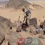 فرد من الجيش اليمني يقدم الاسعافات الاولية لجريح من قوات التحالف