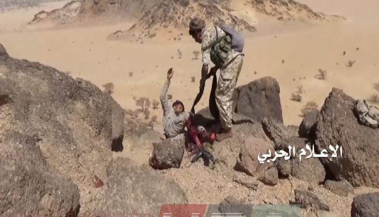 فرد من الجيش اليمني يقدم الاسعافات الاولية لجريح من قوات التحالف