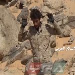 احد افراد التحالف اثناء استسلامه لقوات الجيش في جبهة المهاشمة بمحافظة الجوف