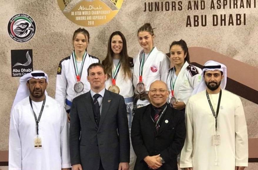 شيخ اماراتي يكرم لاعبة اسرائيلية