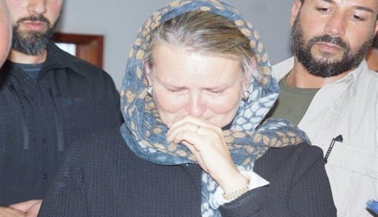 مندوبة الأمم المتحدة أثناء زيارتها لجرحى مجزرة ضحيان في صعدة