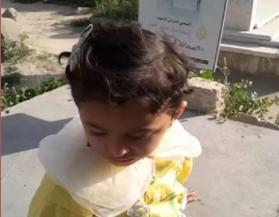 فلسطين الطفلة زينة امام قبر والدها