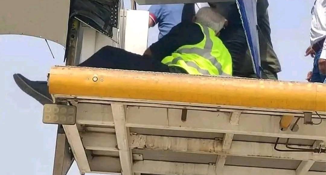 سيارة نقل تقتلع جناح طائرة يمنية في عدن 0