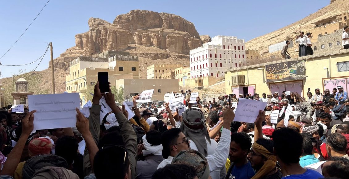 انتفاضة شعبية في دوعن حضرموت تضامن مع فرقة البندر للمسرح