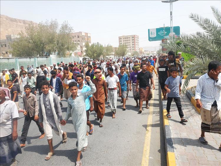 ثورة الجياع في حضرموت تتهم السعودية والامارات بحرب الخدمات والتجويع