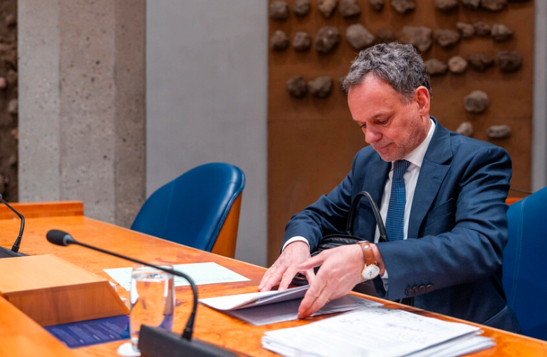 وزير الخارجية الهولندي يعلن استقالته بعد جدل بشأن العقوبات على إسرائيل