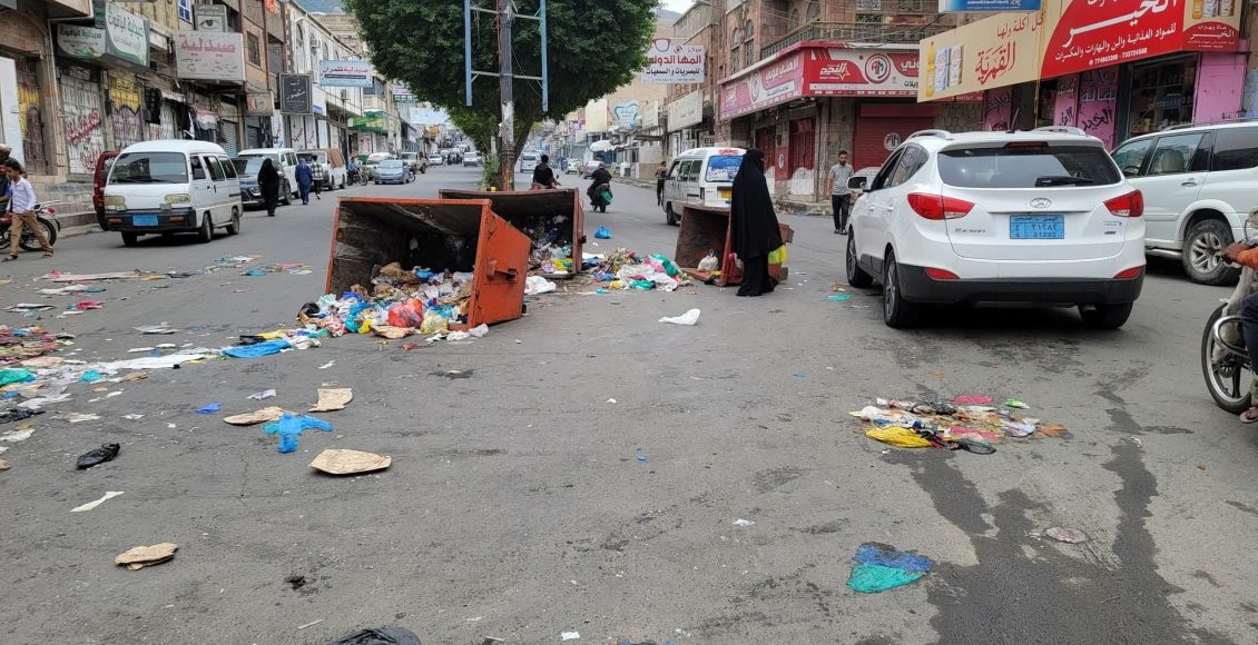 عمال النظافة يغلقون شوارع تعز بالبراميل والقمامة اغتيال افتهان المشهري (3)