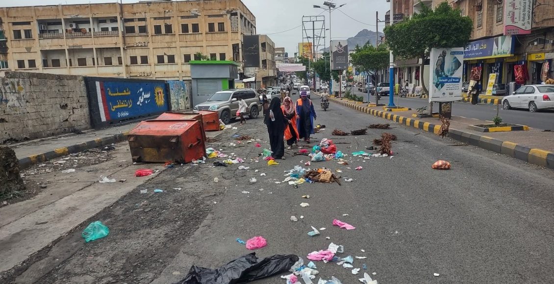 عمال النظافة يغلقون شوارع تعز بالبراميل والقمامة اغتيال افتهان المشهري (4)