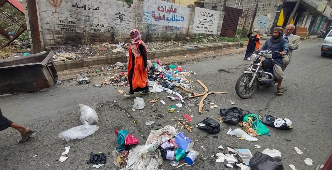 عمال النظافة يغلقون شوارع تعز بالبراميل والقمامة اغتيال افتهان المشهري (6)