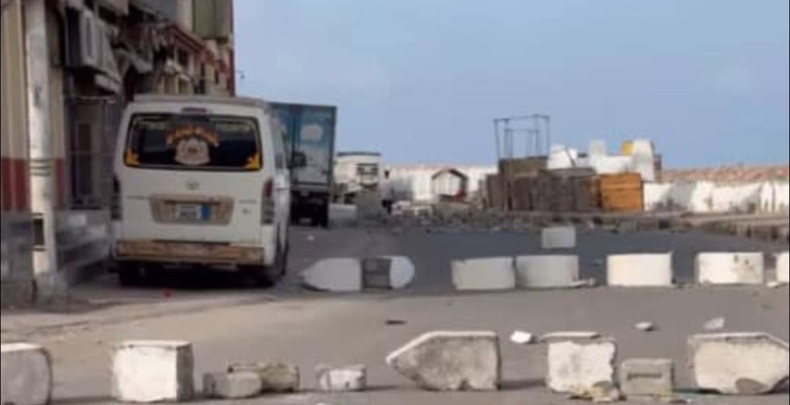 المكلا احتجاجات الكهرباء تقطع الشوارع 3