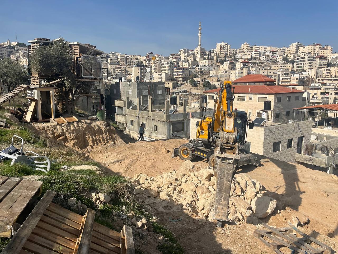 الاحتلال يجبر مواطناً على هدم منزله في بلدة أم طوبا جنوب القدس