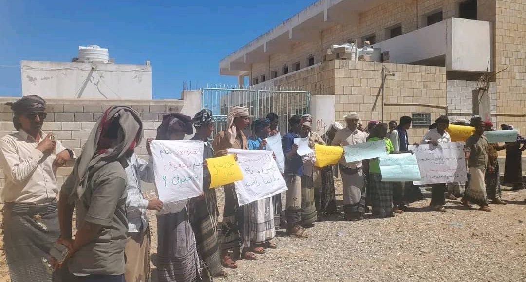 احتجاجات المعلمين المتعاقدين سقطرى 5 أشهر معاناة معيشية السعودية (4)